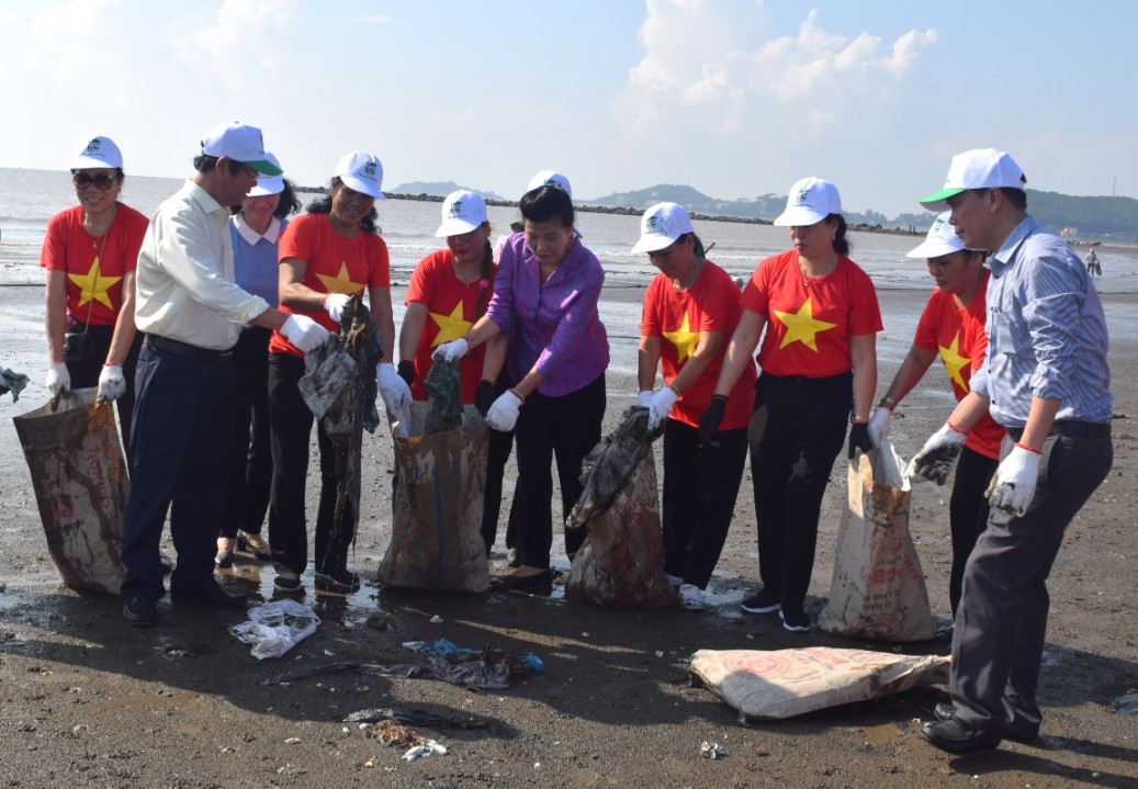 Các đại biểu cùng dọn sạch bờ biển Đồ Sơn, Hải Phòng
